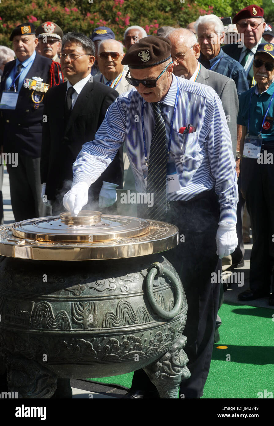 Korean War veterans honor war dead A foreign veteran of the 1950-53 ...