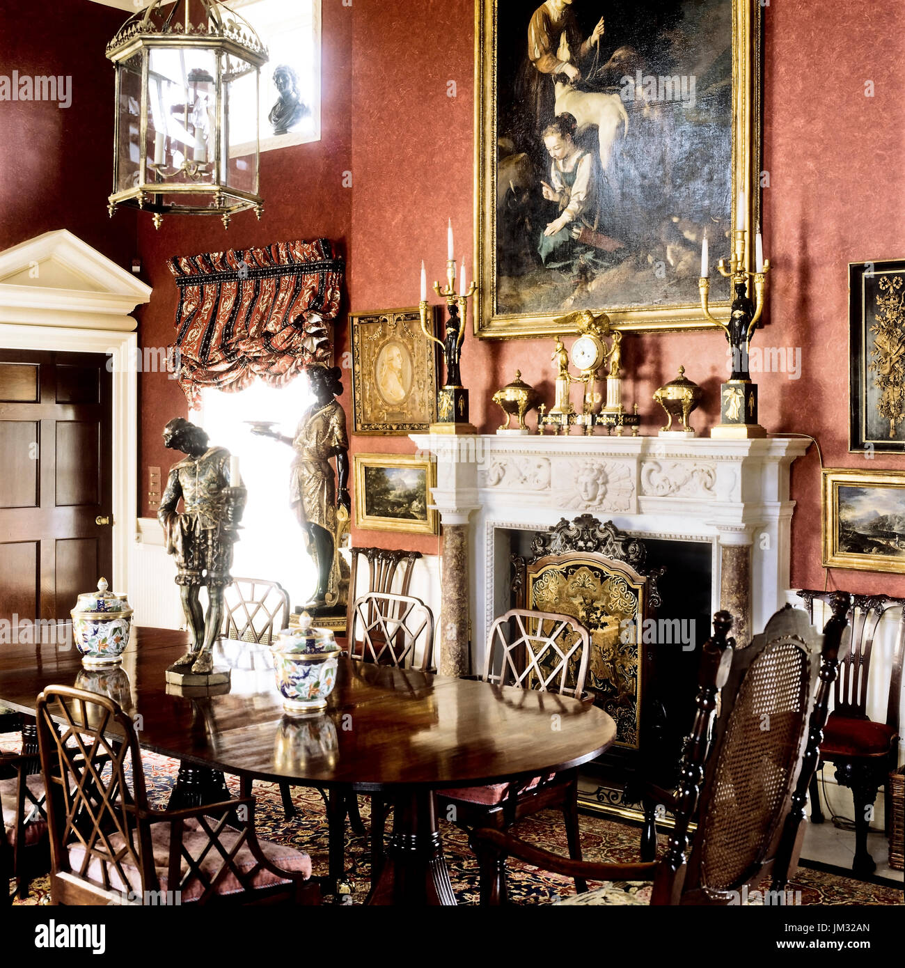 Luxurious old fashioned dining room hires stock photography and images