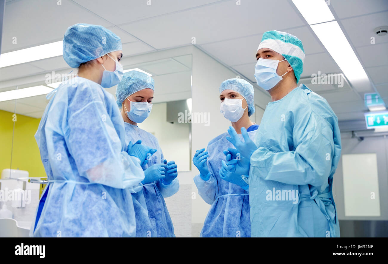 group of surgeons in operating room at hospital Stock Photo - Alamy