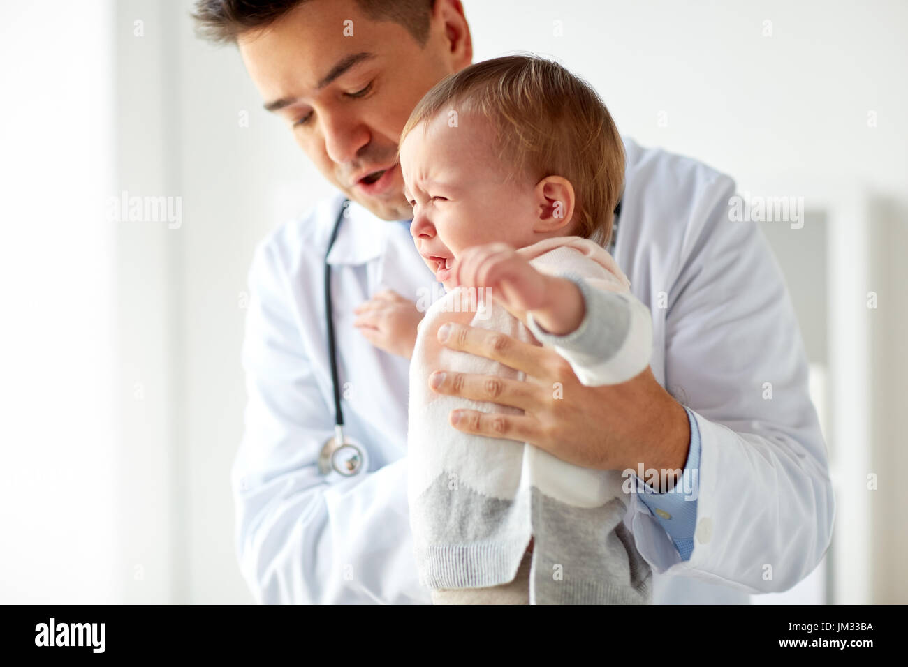 доктор ребенок плачет. дети у зубного. малыш плачет это у доктора. доктор ребенок плачет. детский страх врачей.