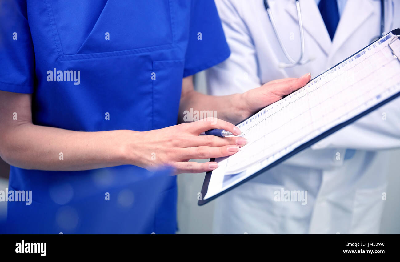 Colleague clipboard hi-res stock photography and images - Alamy