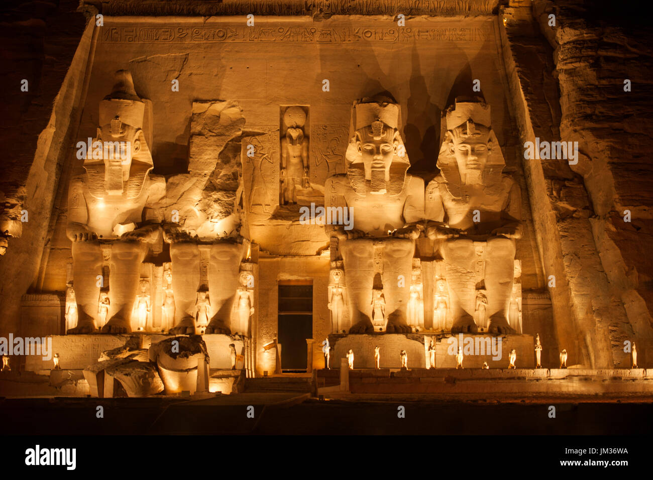 Aegypten, Abu Simbel, Kolossalstatuen vor dem Tempel von Ramses II. während der Sound & Light Show Stock Photo
