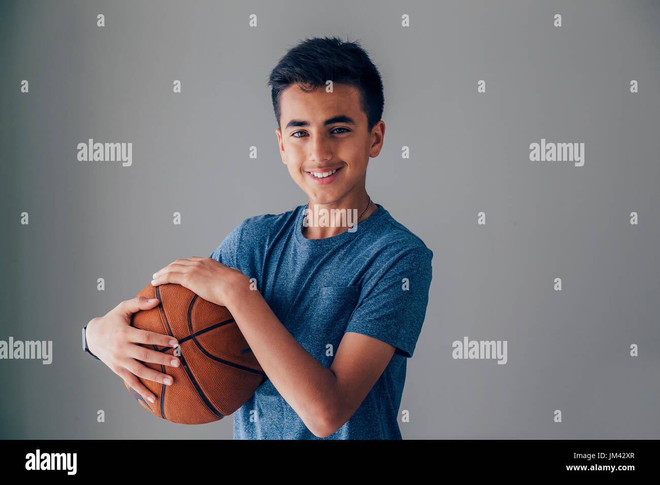 Niño con disfraz de disfraz como jugador de baloncesto con pelota, MR#  Fotografía de stock - Alamy