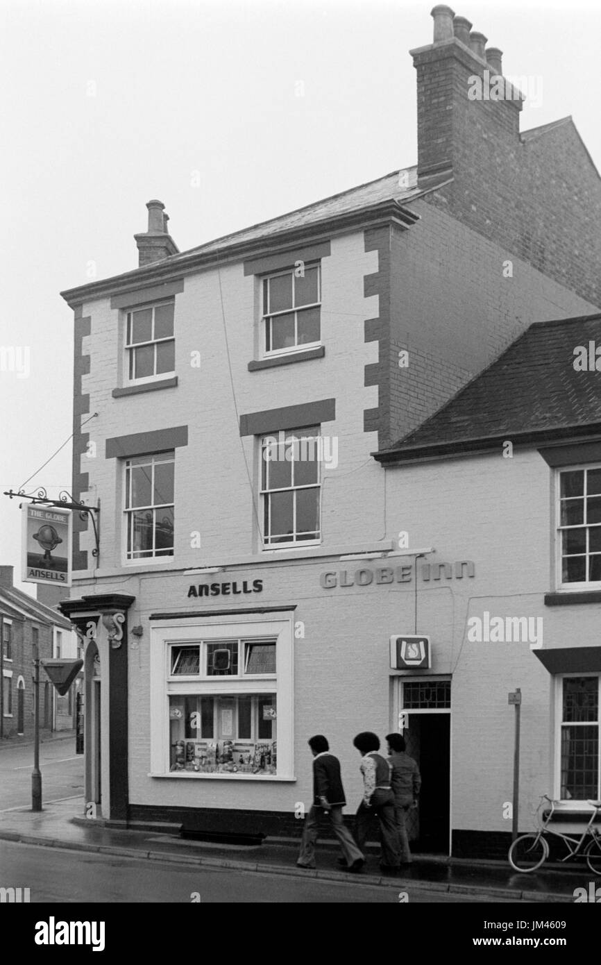 the globe inn on railway terrace rugby england uk in the 1970s Stock ...