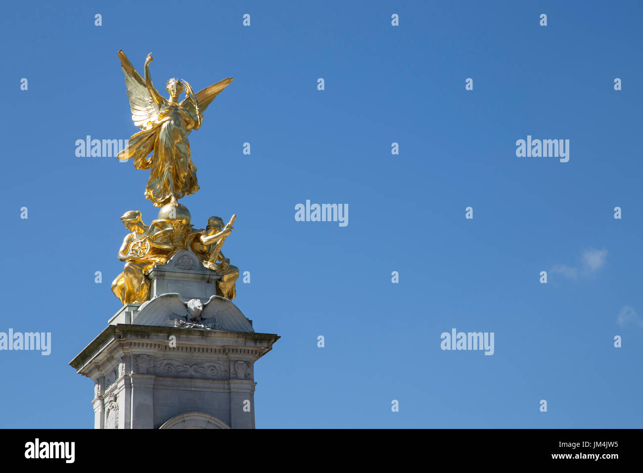 Statue outside buckingham palace hires stock photography and images
