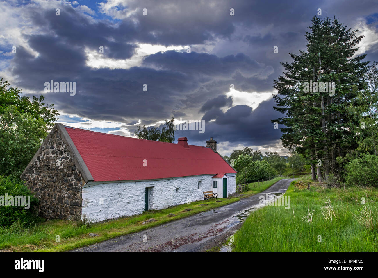 19th century Moirlanich Longhouse, cruck-framed lime-washed Scottish cottage with cattle byre in Glen Lochay near Killin, Stirling, Scotland, UK Stock Photo