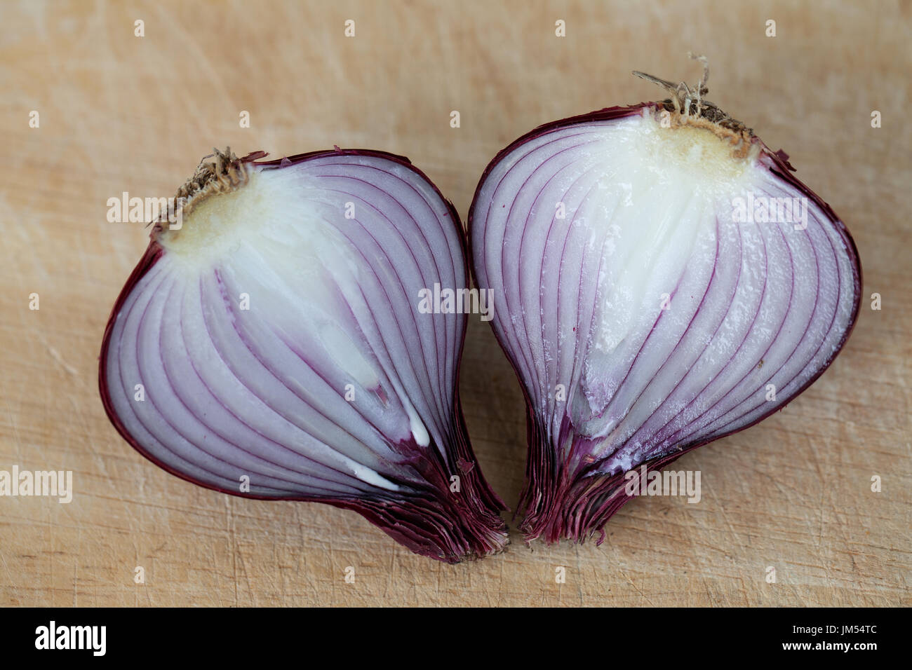 Red onion bulb cut hi-res stock photography and images - Alamy