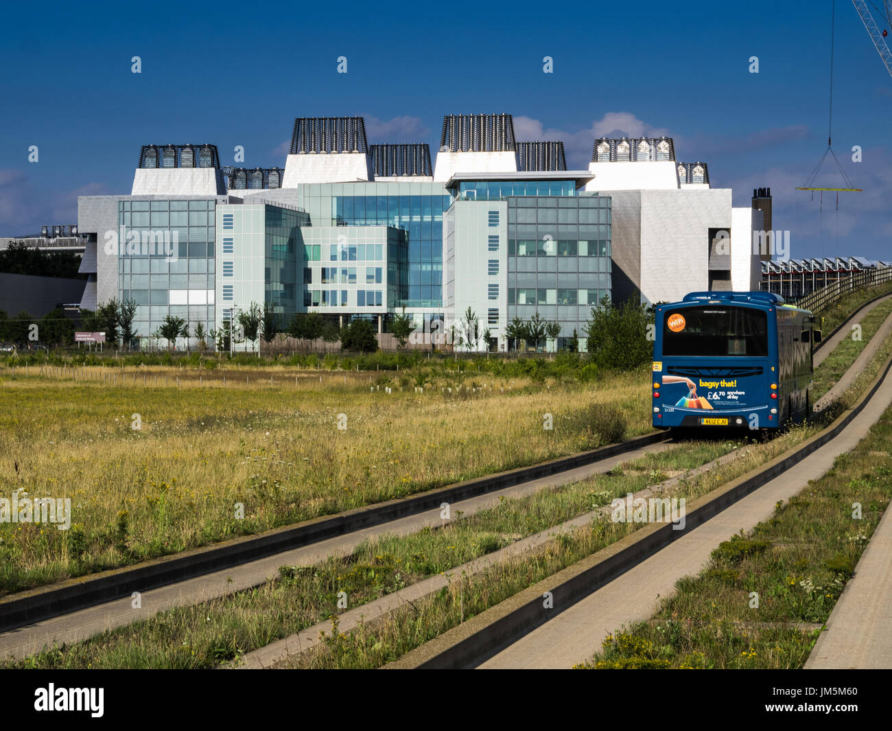 MRC Molecular Biology Lab / Guided Bus - A Guided bus on a concrete track passes the MRC Laboratory of Molecular Biology, Cambridge UK Stock Photo