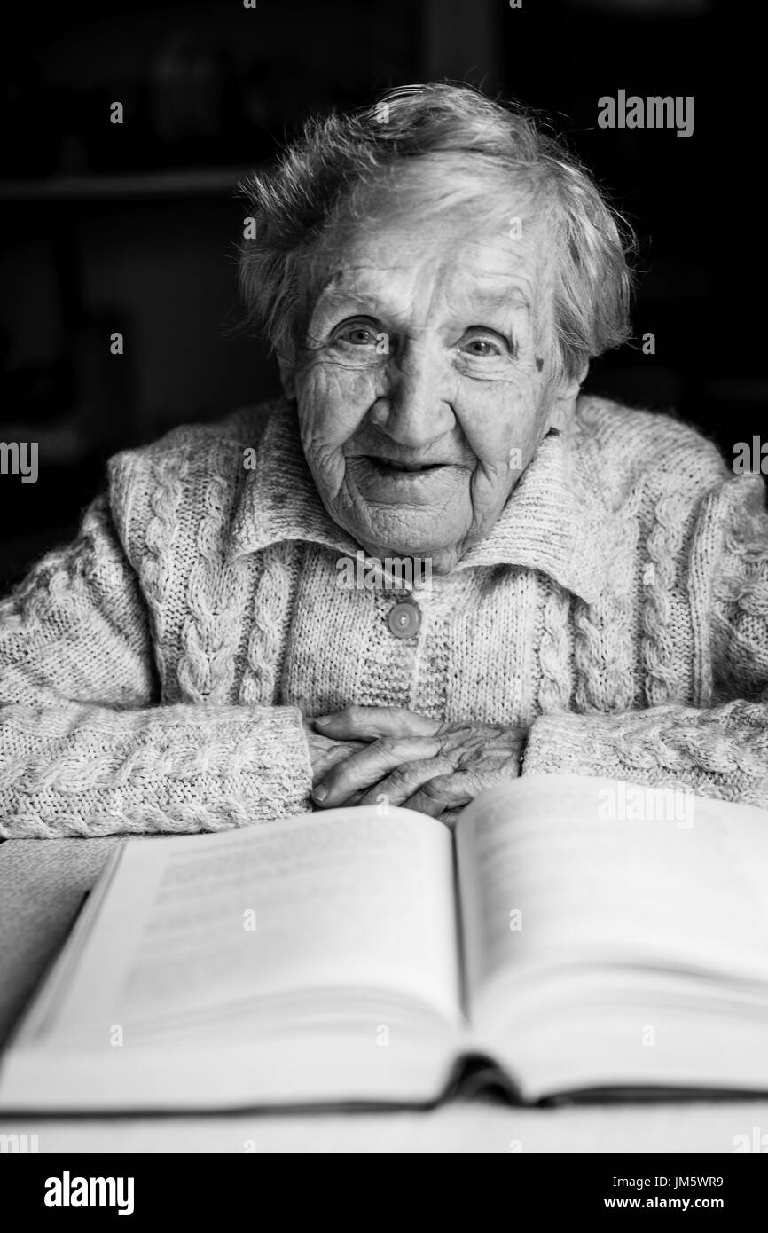 Woman reading a book outdoors Black and White Stock Photos & Images Alamy