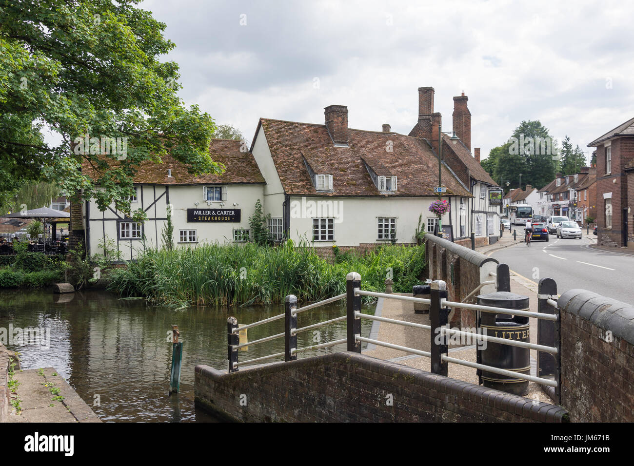 River Lee and The Bull Pub (Miller & Carter Steakhouse), High Street, Wheathampstead, Hertfordshire, England, United Kingdom Stock Photo