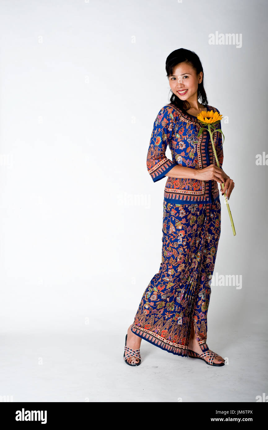 Beautiful Singapore girl in traditional dress Stock Photo - Alamy