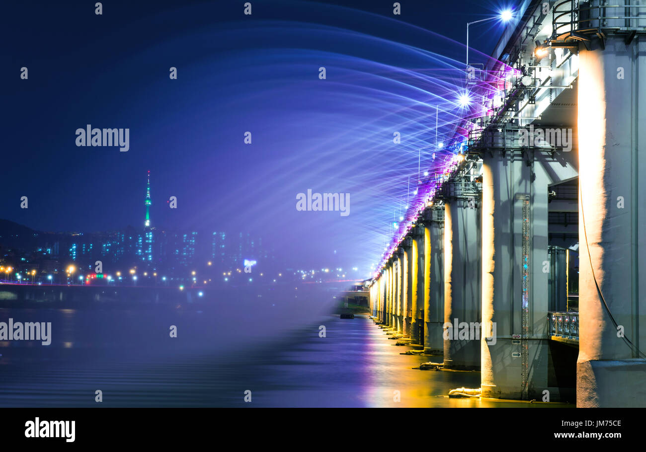 Rainbow fountain show at Banpo Bridge in Seoul, South Korea. Stock Photo