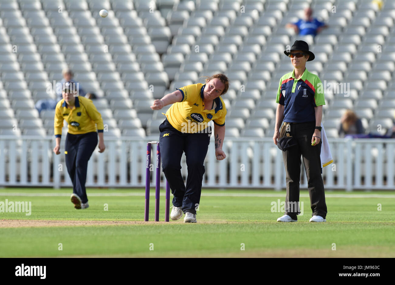 Warwickshire ladies cricketer Georgia Hennessy bowling Stock Photo