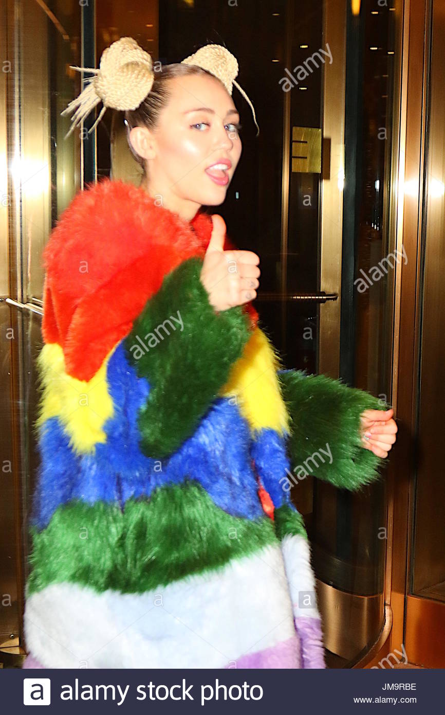 miley cyrus thumbs up Miley cyrus thumbs up