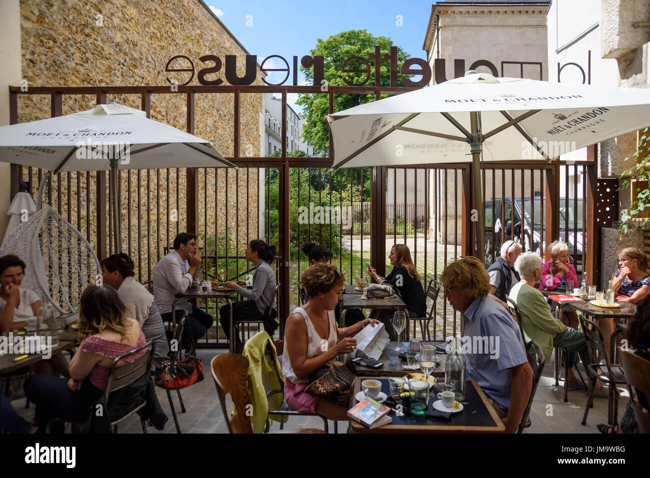 Paris, Marais, Buchhandlung La Mouette Rieuse, Cafe - Paris, Bookshop La Mouette Rieuse, Cafe Stock Photo