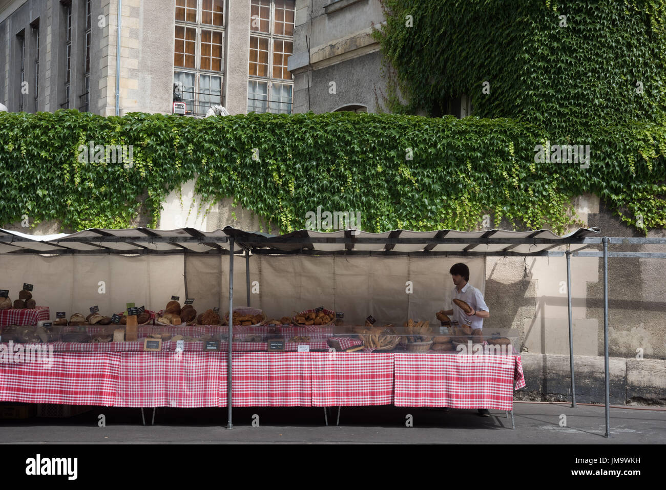 Paris, Marktstand am Hopital Saint Louis, Rue Alibert Stock Photo