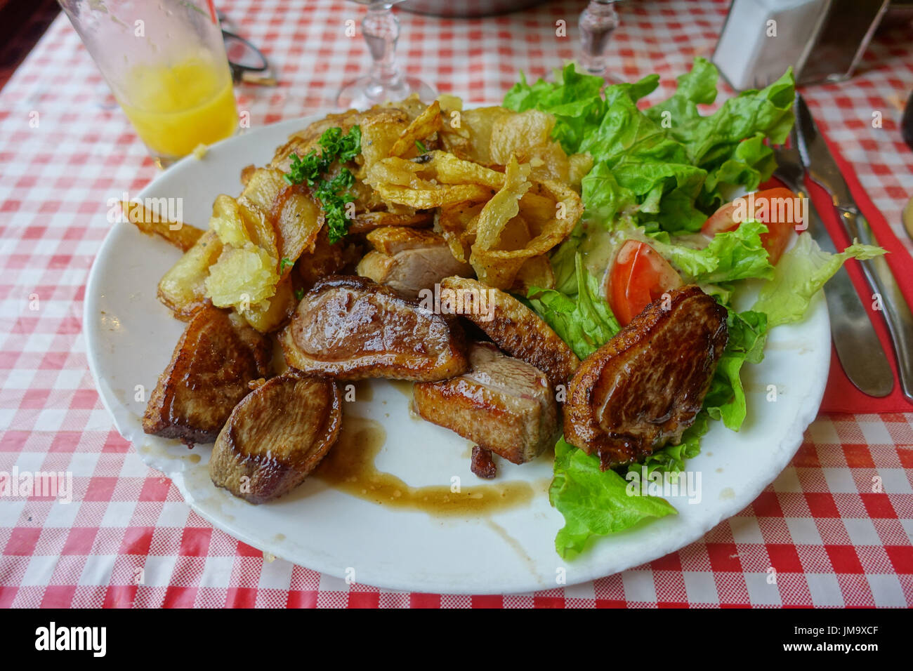 Paris, Butte aux Cailles, Baskisches Restaurant Chez Gladines, Margret de Canard (Entenbrust mit Kartoffeln) Stock Photo