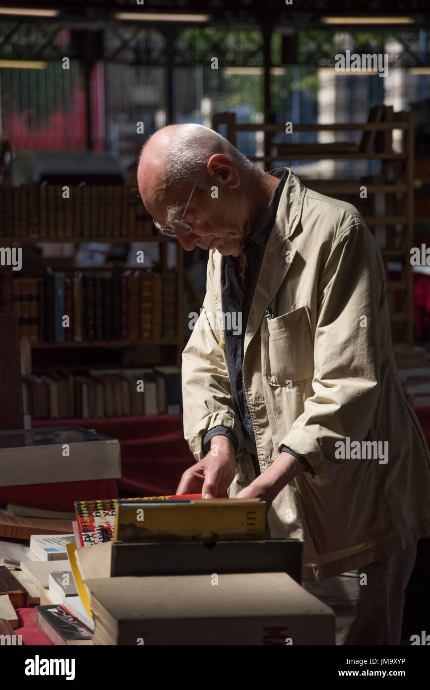 Paris, Parc Büchermarkt 104 Rue Brancion,