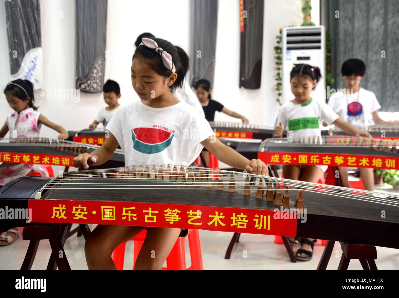 Guzheng hires stock photography and images Alamy