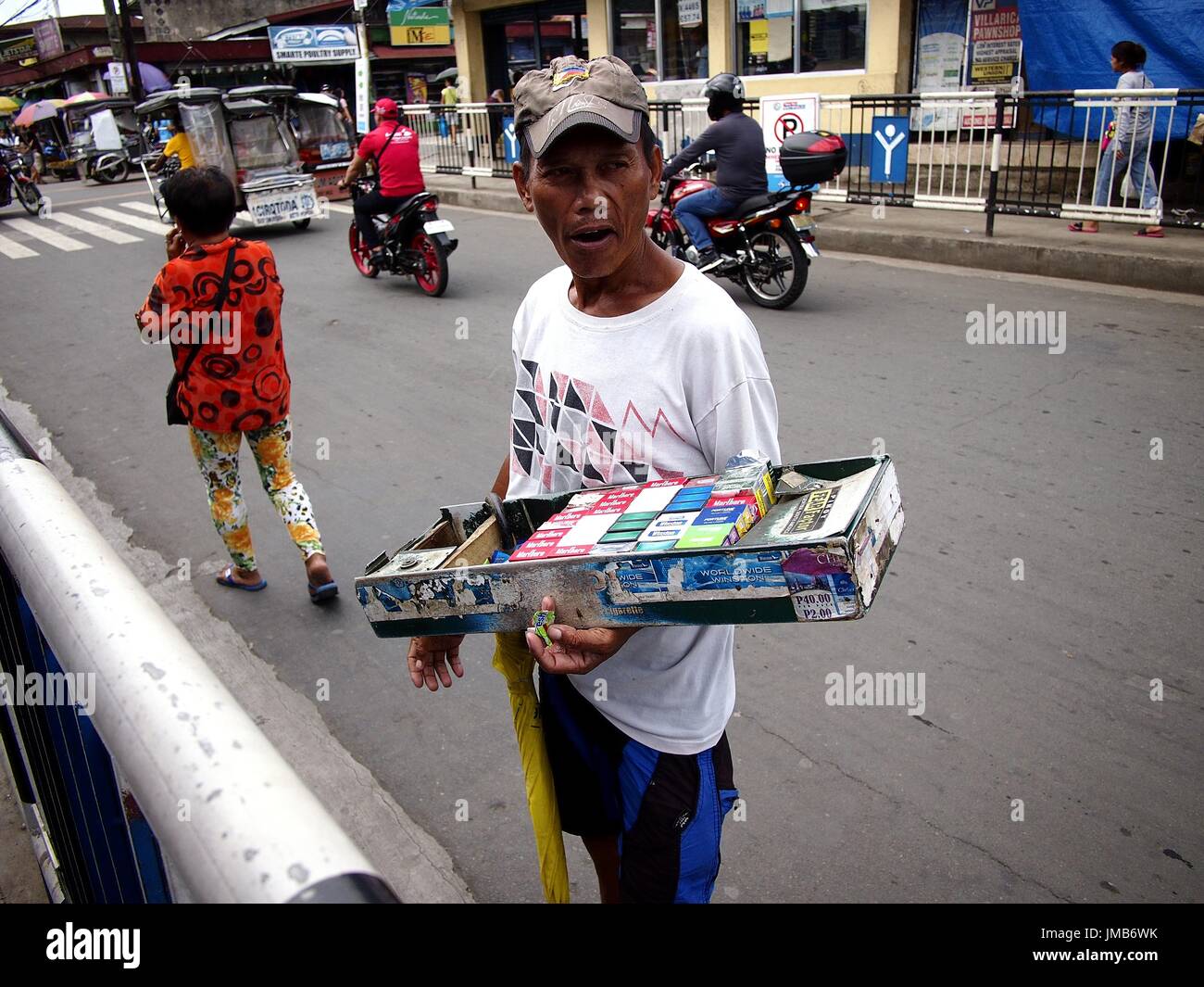 Antipolo City Philippines July 19 17 A Man Sells Cigarettes Stock Photo Alamy Antipolo City Philippines July 19 17 A Man Sells Cigarettes Stock Photo Alamy