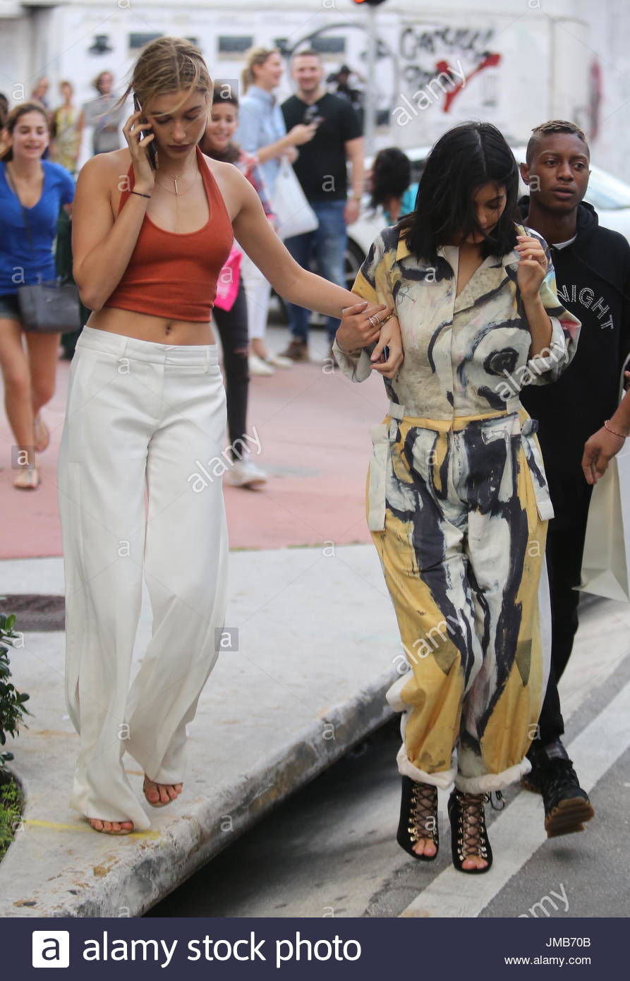 Hailey Baldwin And Kylie Jenner Us Uk Clients Must Only Credit