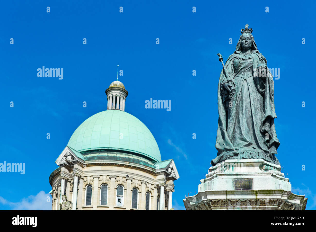 Queen Victoria statue and part of Hull town hall Stock Photo