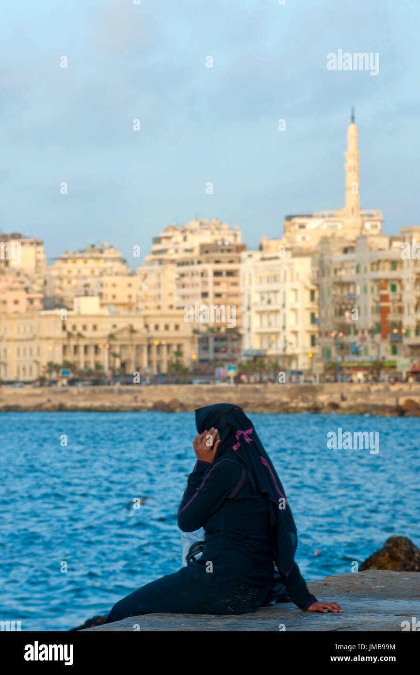 Aegypten, Alexandria, Corniche, junge Frau mit Mobiltelefon Stock Photo