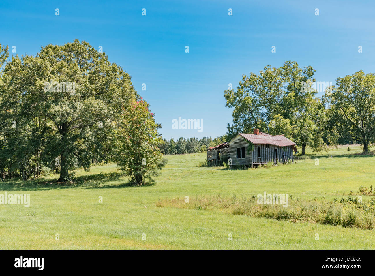 Old abandoned farm house and out building on a rural farm in central Alabama, USA. Stock Photo