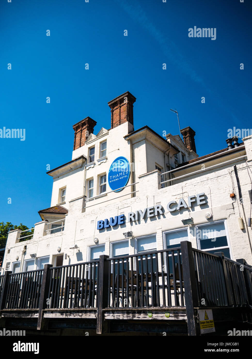 Blue River Café, Next to Maidenhead Bridge, River Thames, Maidenhead, Berkshire, England, UK, GB. Stock Photo