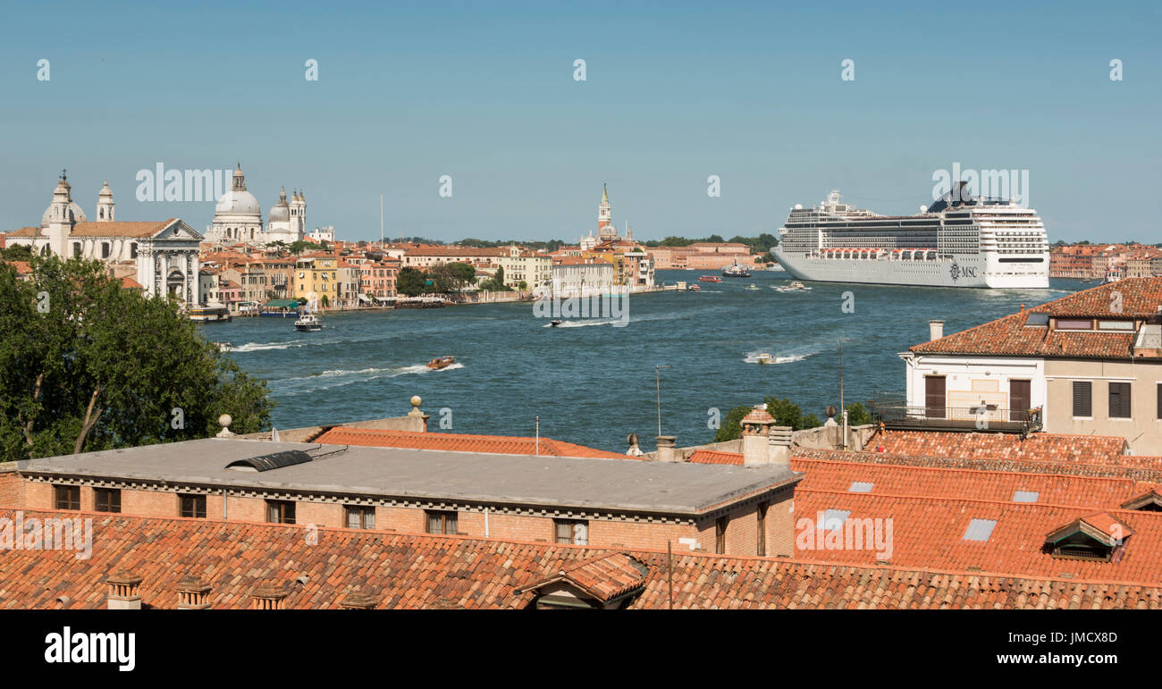 Damage venice ship cruise hi-res stock photography and images - Alamy