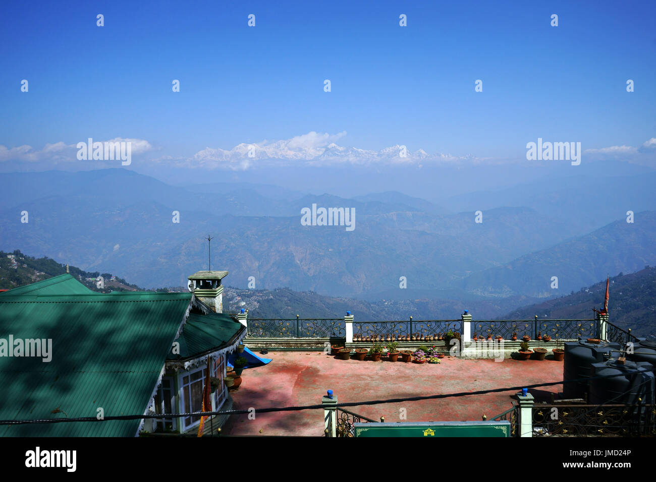 Himalaya mountains with Kanchenjunga seen from The Mall, Darjeeling, India Stock Photo