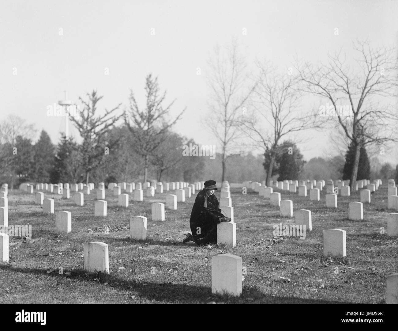 Woman Kneeling at Gravestone, Arlington National Cemetery, Arlington, Virginia, USA, Harris & Ewing, 1922 Stock Photo