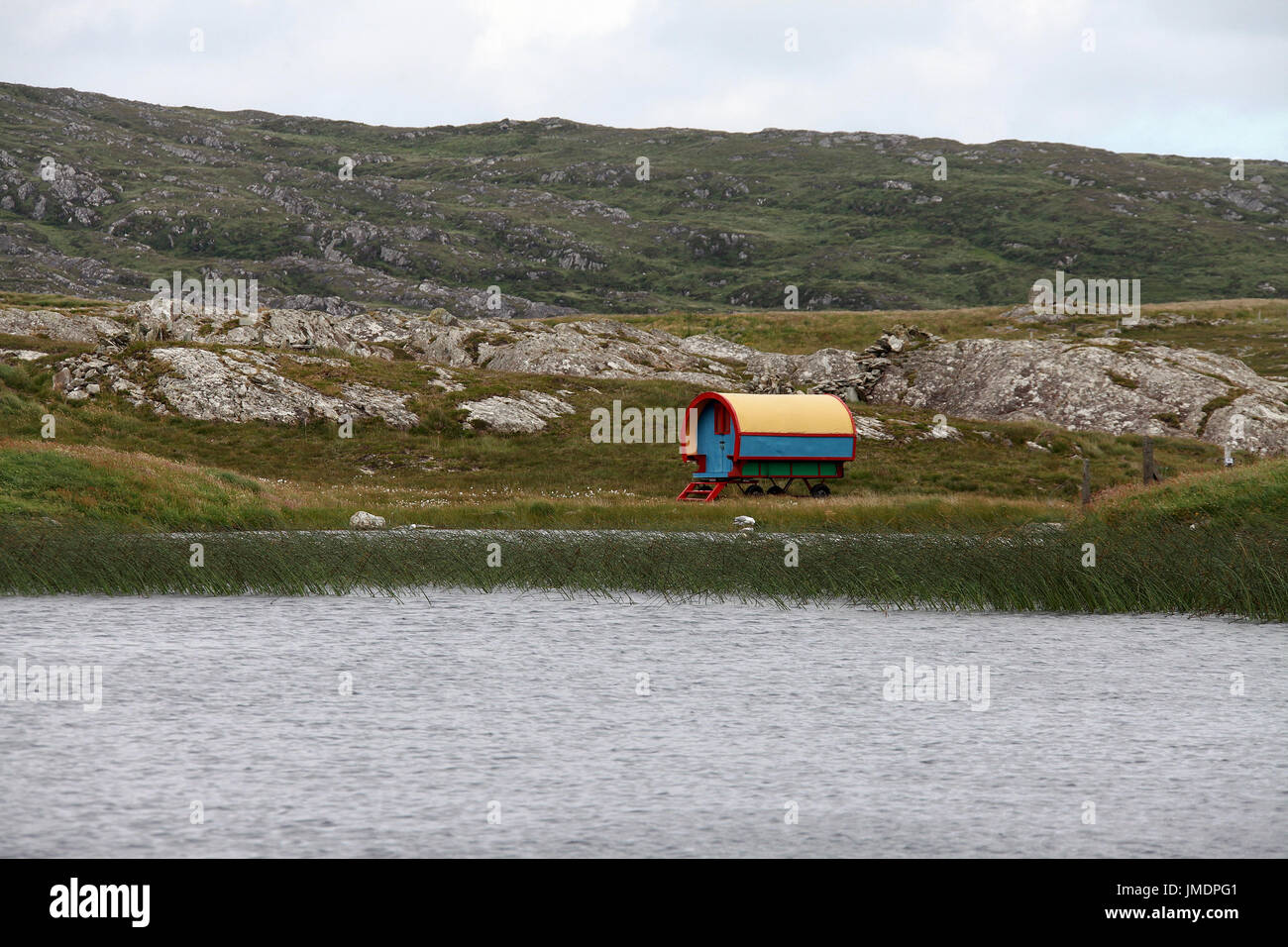 Old gypsy caravan at the side of Dun Lough on the Mizen Peninsula Stock Photo