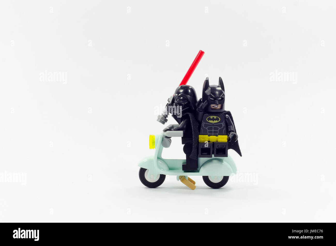 Scooter Lego Darvader Junto Com Batman Andando De Bicicleta Fotografia  Editorial - Imagem de fundo, lambreta: 185334497