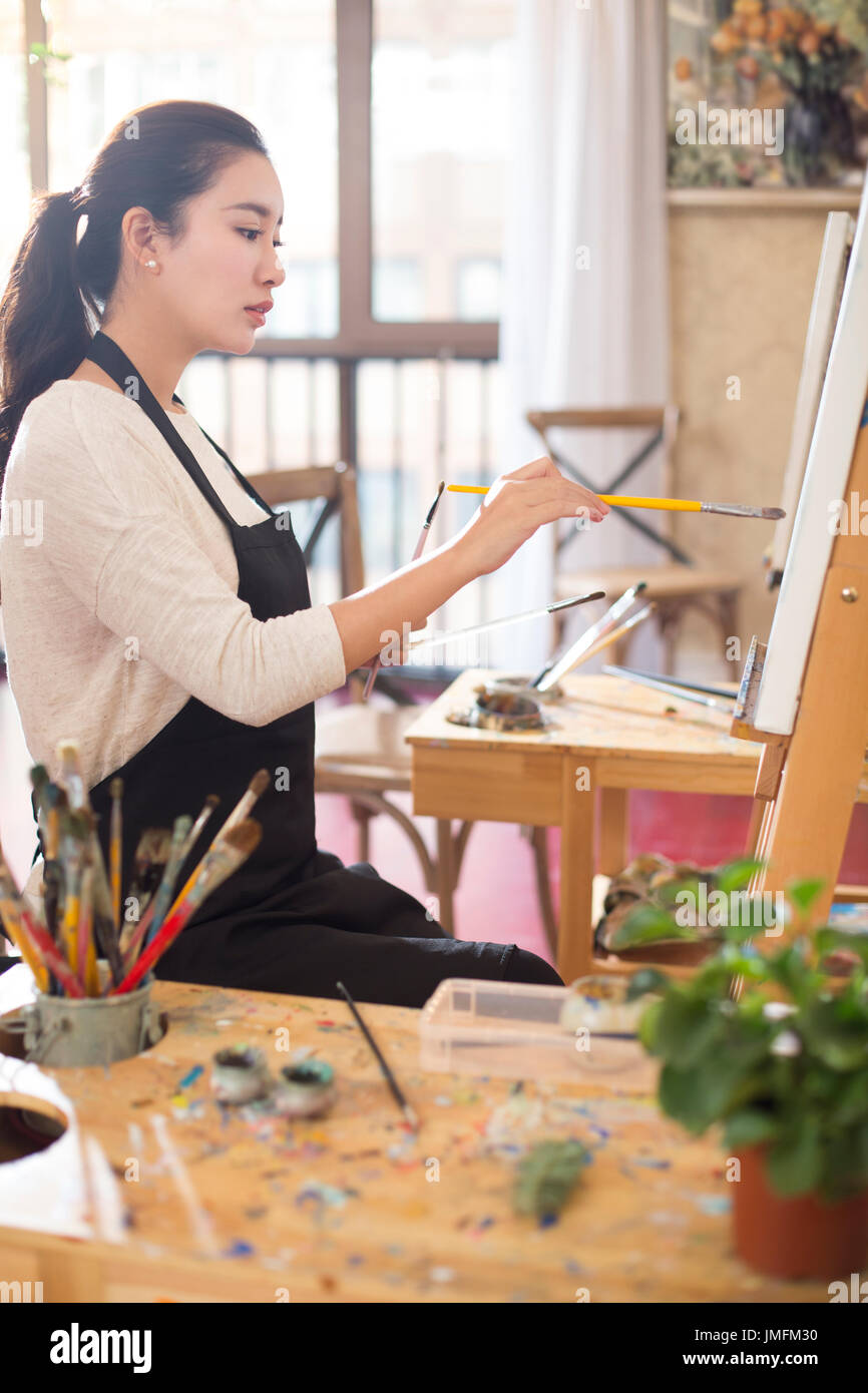 Female artist painting in studio Stock Photo - Alamy