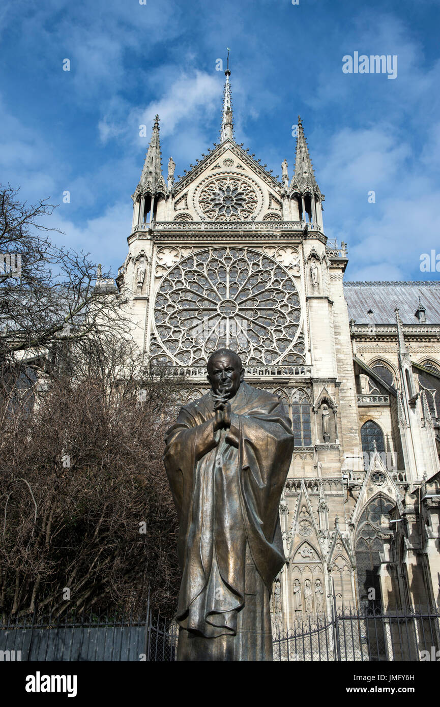 EUROPE, FRANCE, PARIS, NOTRE DAME CATHEDRAL, BRONZE STATUE OF POPE SAINT JOHN PAUL II Stock Photo