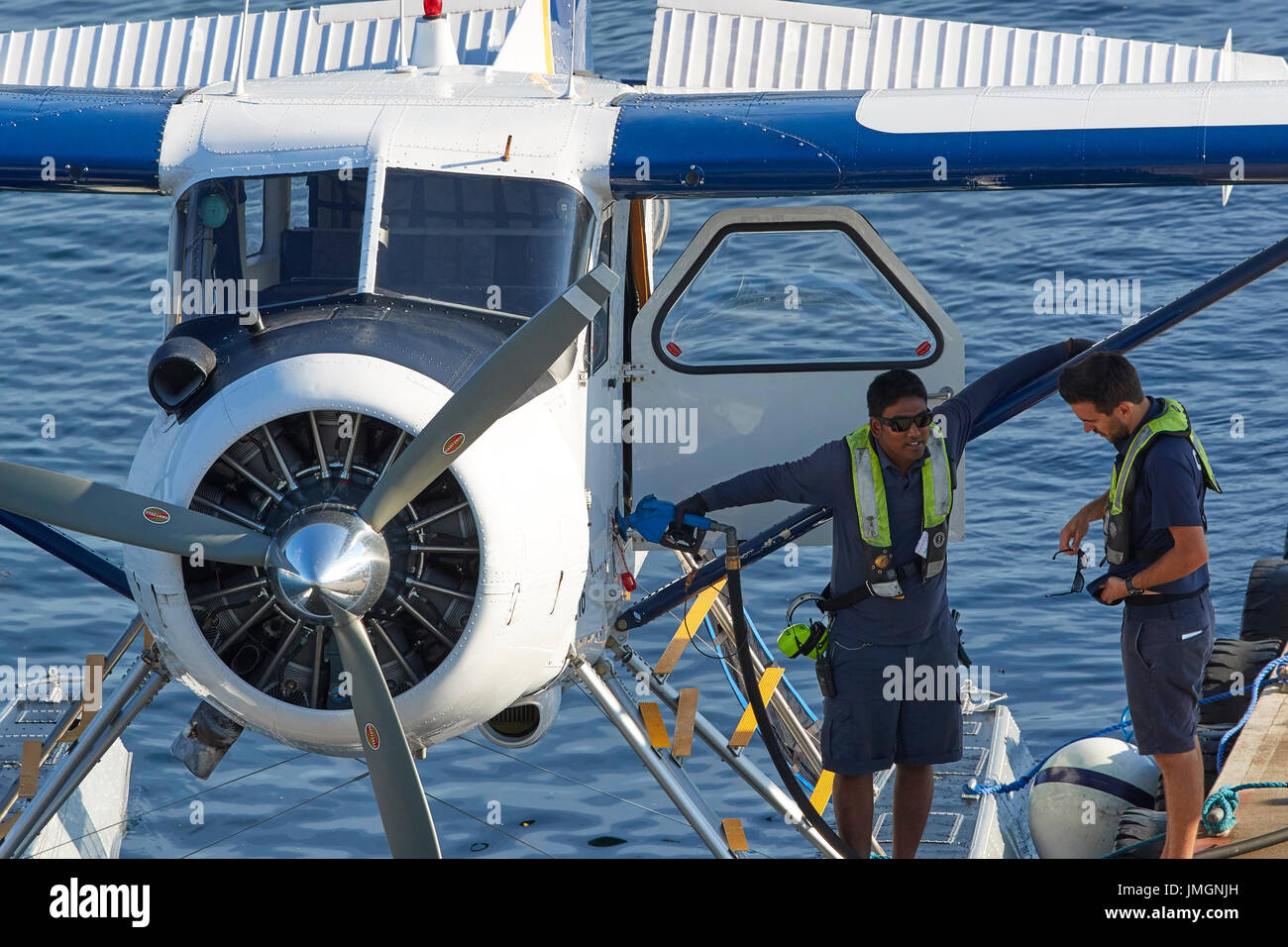 Crew Prepare A Harbour Air Seaplanes de Havilland Canada Beaver Floatplane. Vancouver Harbour, British Columbia, Canada. Stock Photo