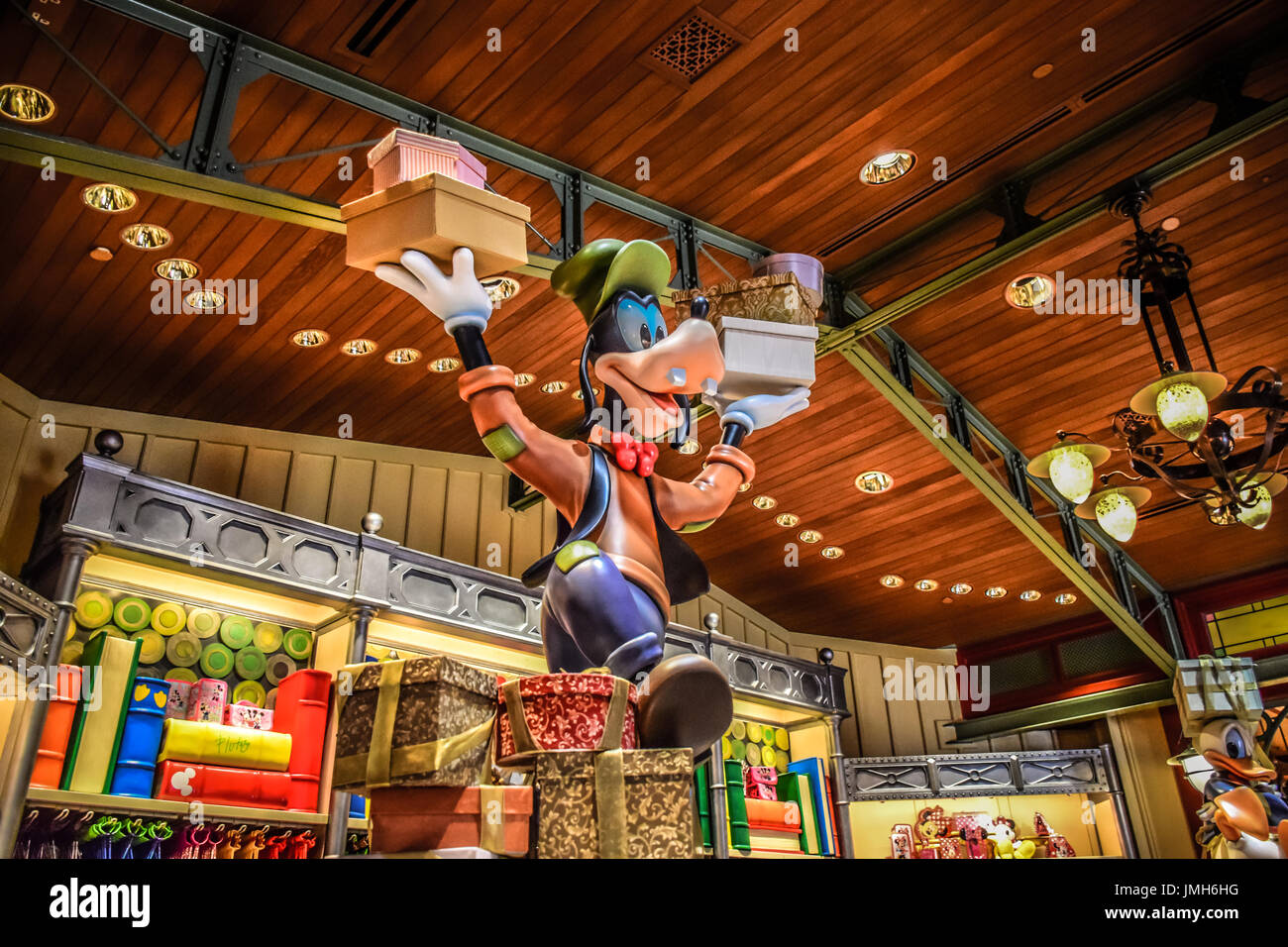 Goofy carrying gifts in the store - Hong Kong Disneyland Stock Photo