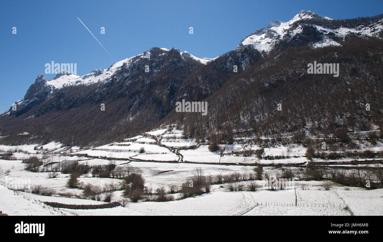 A snowy panoramic view in a clear day of Sierra de la Granda and Valle del Lago at Somiedo Natural Park (Asturias, Spain) Stock Photo