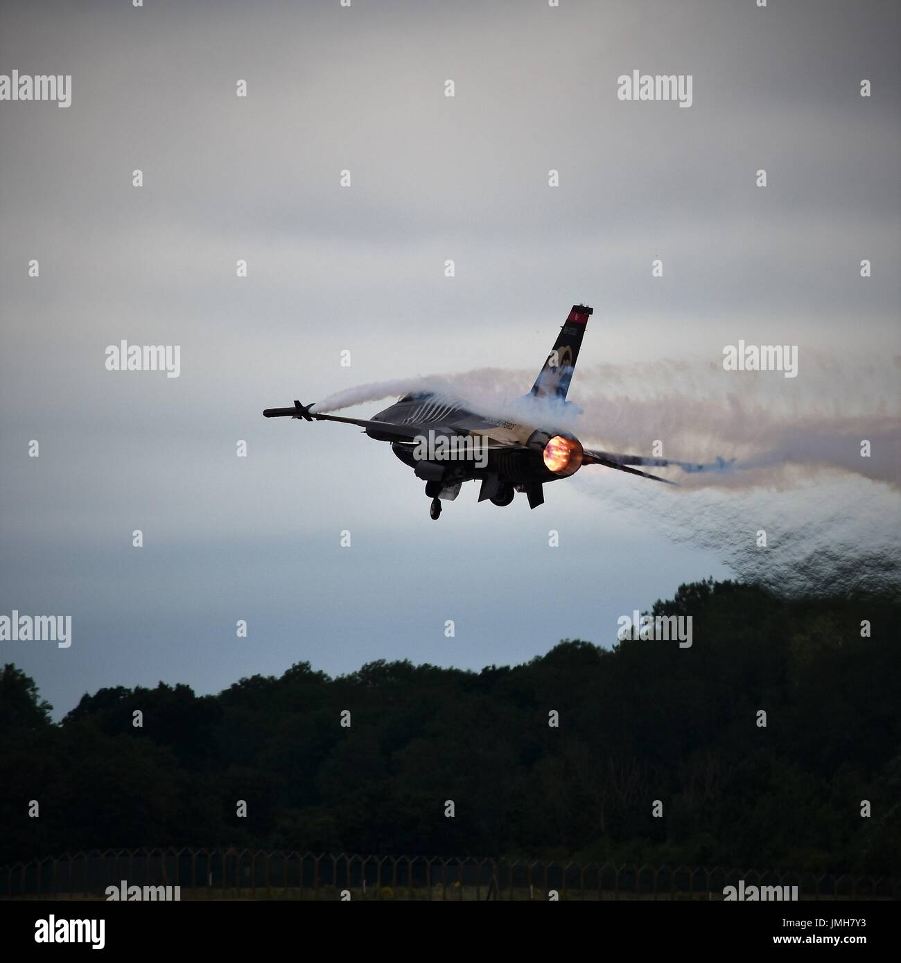 Back view of f16 jet fighter hi-res stock photography and images - Alamy