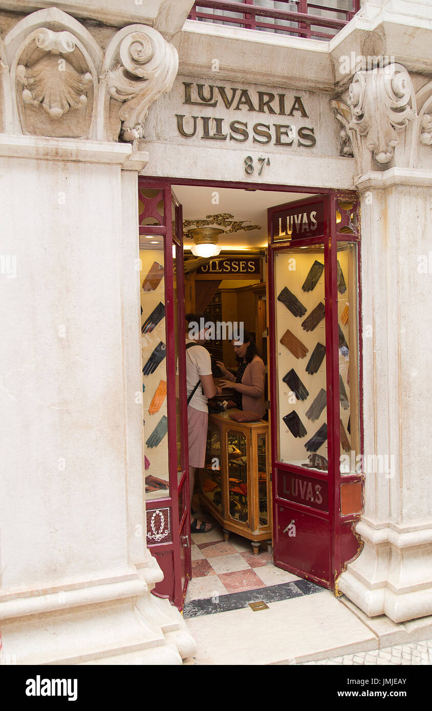 Lisbon fashion shop hi-res stock photography and images - Alamy