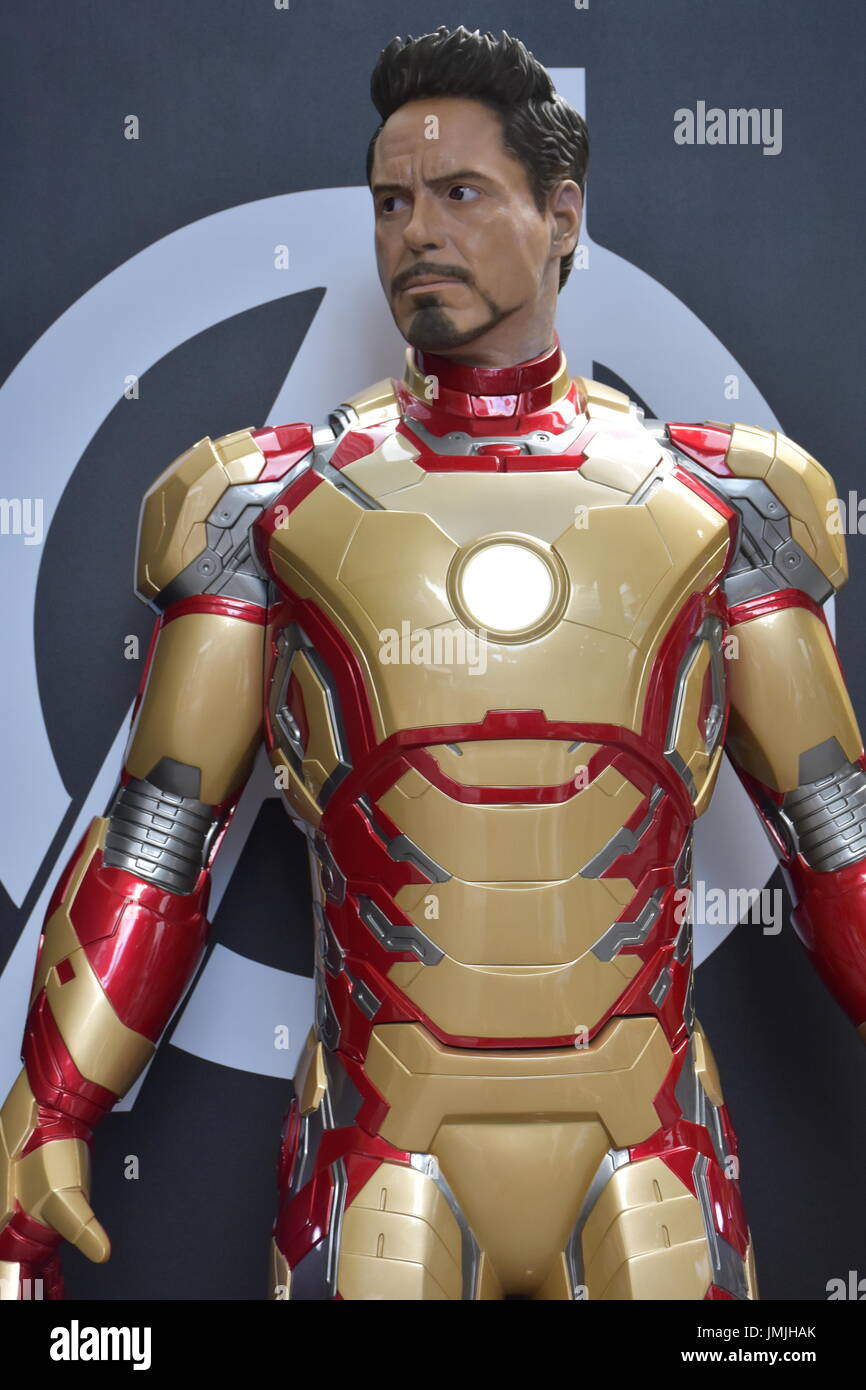 Neca life hotsell size iron man