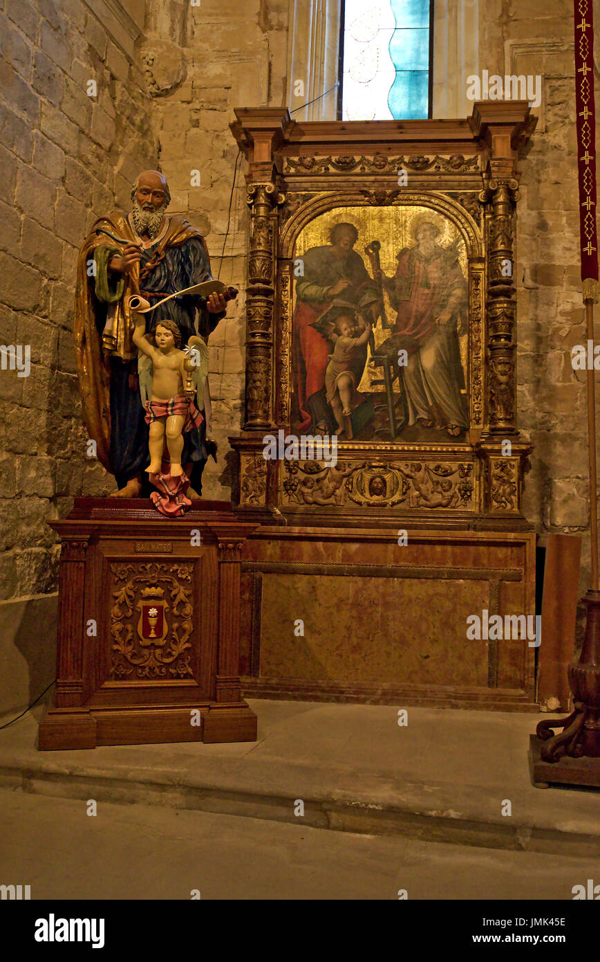 Statue and altarpiece in one of the lateral chapels of the Saint Mary