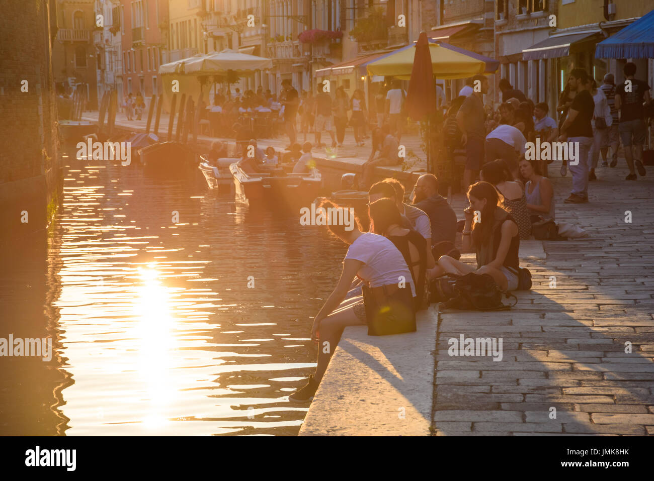 Venedig, Fondamenta Misericordia, junge Leute am Ufer des Kanals Stock Photo