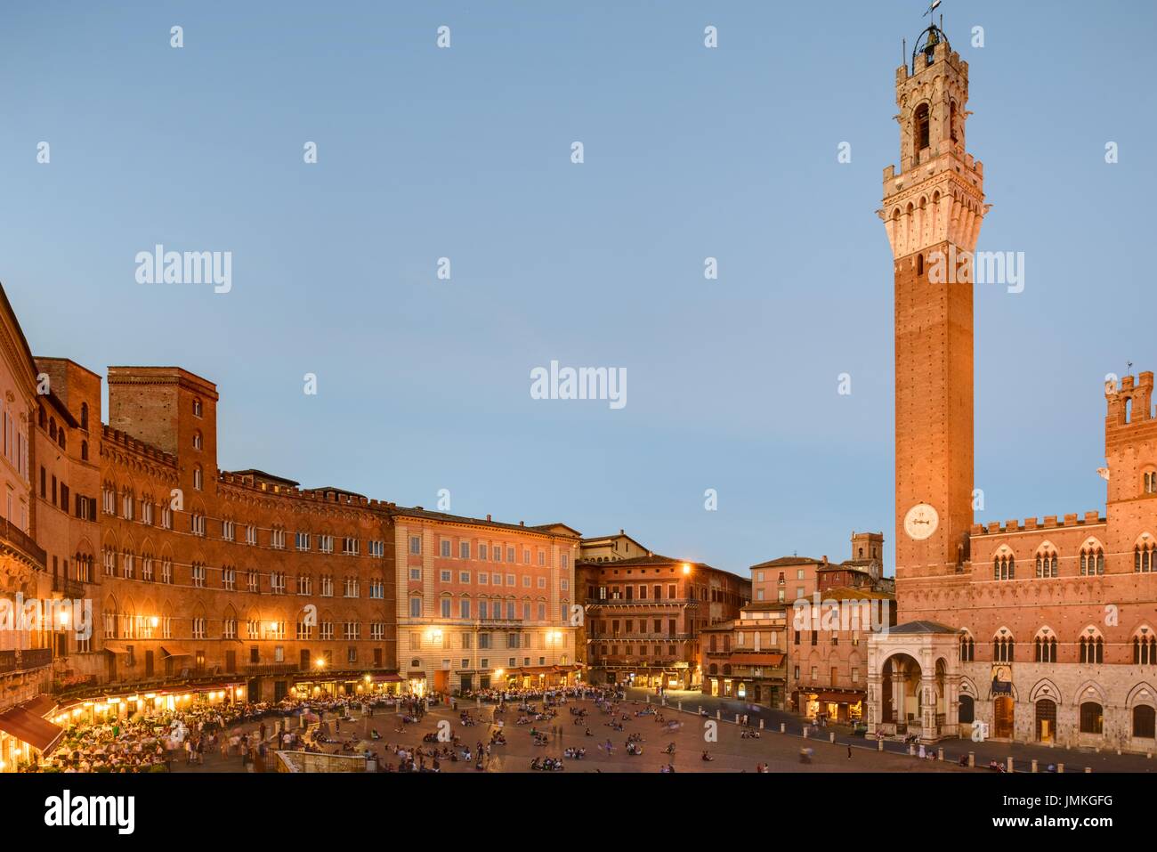 Siena, Piazza del Campo, Palazzo Pubblico mit Torre del Mangia Stock Photo
