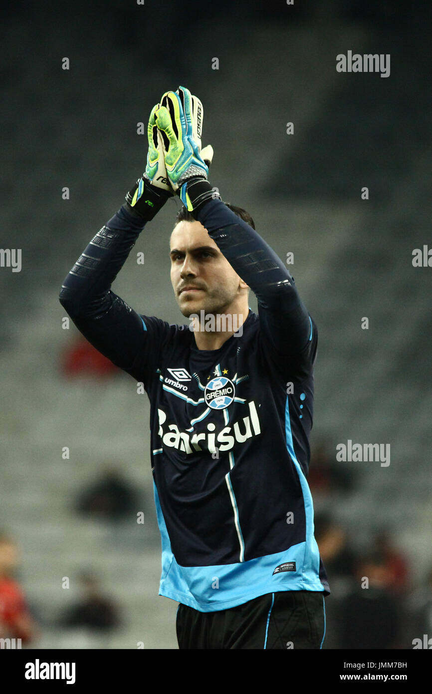 Curitiba, Brazil. 27th July, 2017. Goalkeeper Marcelo Grohe applauds the fans as he enters the field for the warmup before Atletico PR x Grêmio RS, match of the return by the Quarterfinals of the 2017 Brazil Cup, held at the Arena da Baixada in Curitiba, PR. Credit: Guilherme Artigas/FotoArena/Alamy Live News Stock Photo