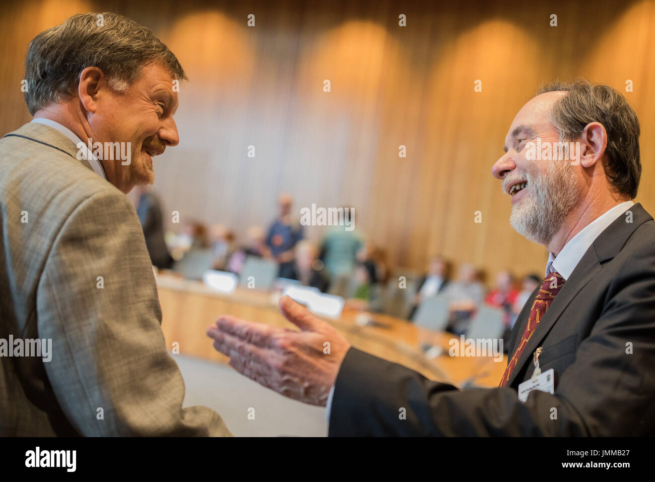 Duesseldorf, Germany. 28th July, 2017. The head of the state election Wolfgang Schellen (L) and the lawyer Christian Bill of the party AfD greet one another at the state parliament in Duesseldorf, Germany, 28 July 2017. The state electoral committee will decide over the admission of state election lists for the federal parliamentary elections. The decision regarding the right-wing populist party AfD is especially anticipated. Photo: Rolf Vennenbernd/dpa/Alamy Live News Stock Photo