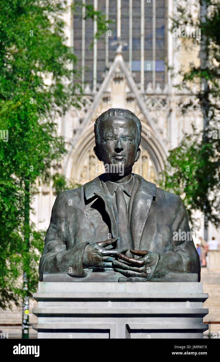 Brussels, Belgium. Bust of King Baudouin (1951-93) in front of the Cathedral of St. Michael and St. Gudula (1519: Gothic) Stock Photo