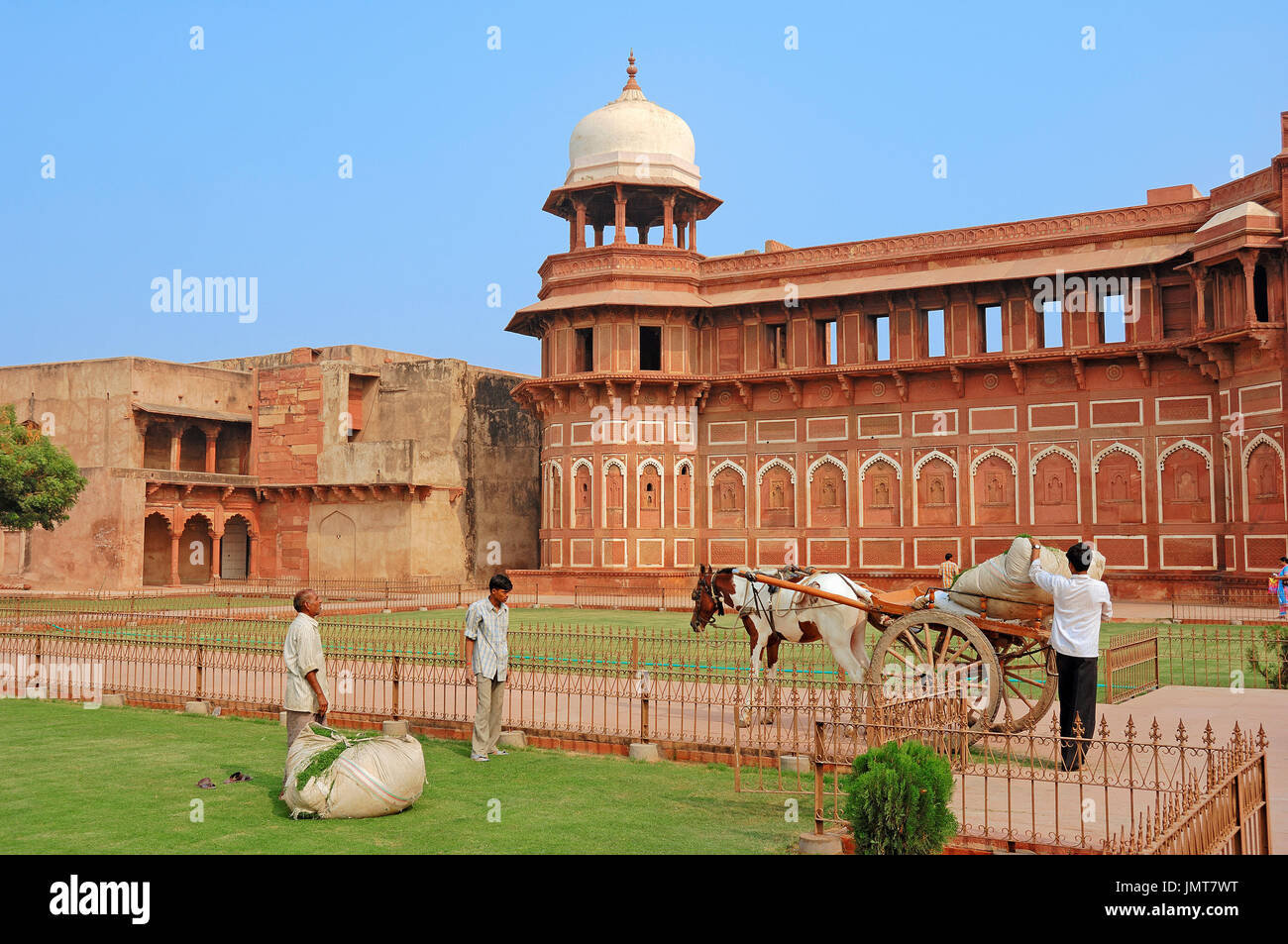 Men load horse cart, Red Fort, Agra, Uttar Pradesh, India | Maenner beladen Pferdekarren, Rotes Fort, Agra, Uttar Pradesh, Indien Stock Photo