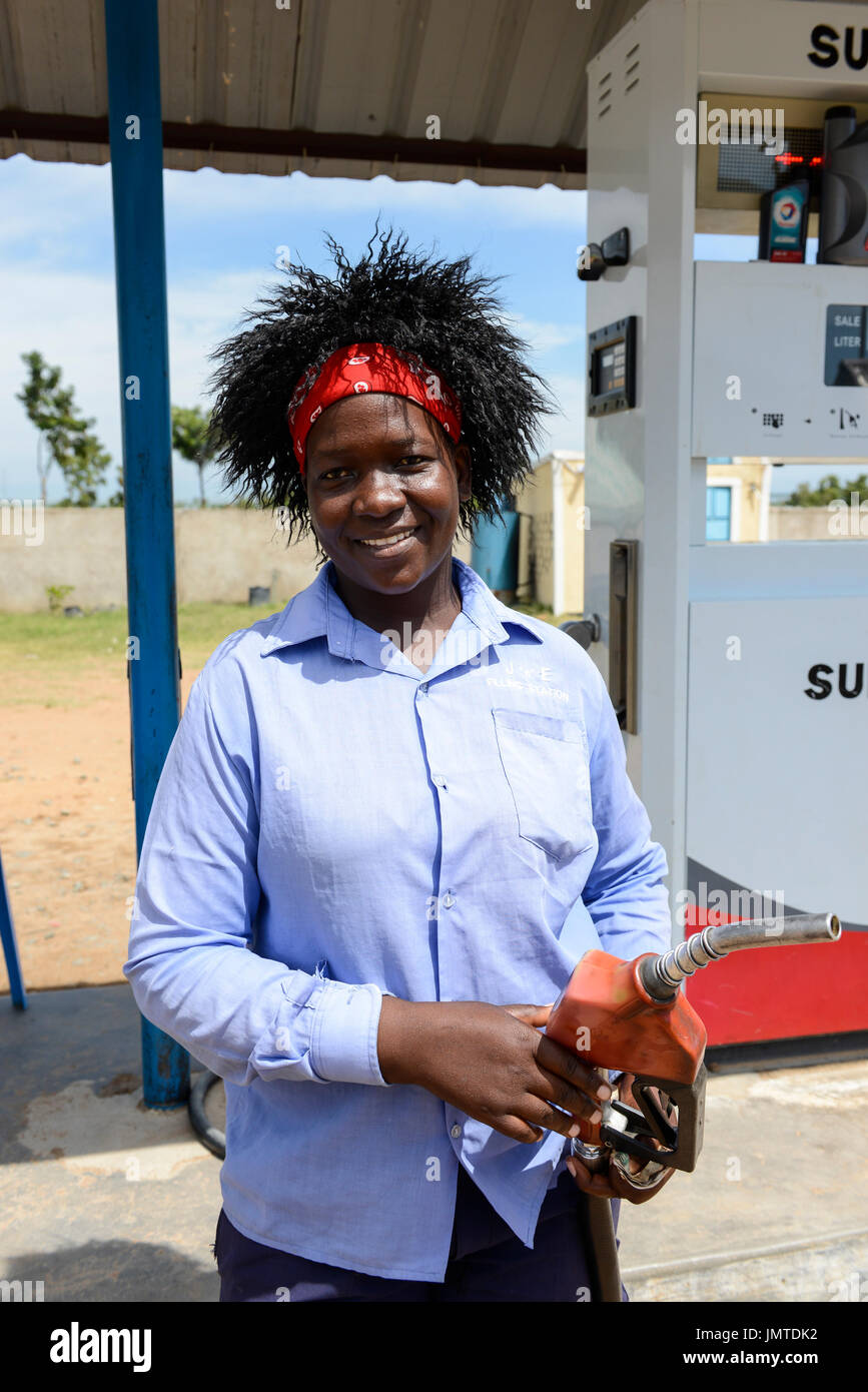 KENYA Kisumu, women work at petrol station / KENIA Kisumu, Frauen arbeiten als Tankwart an einer Tankstelle Stock Photo